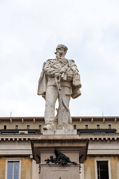 Bergamo, Italien. Denkmal Vittorio Emanuele II Bildhauer Francesco Barzaghi (1839-1892) und Luigi Pagani (1829 - 1905). Der historische Teil der Stadt. Unterstadt. Regenwetter - Foto, Bild
