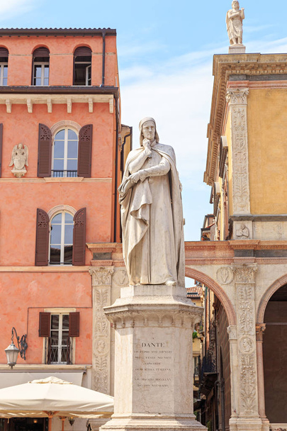Verona, Italy. Dante Alighieri (1265-1321) is a writer, poet, and politician born in Florence, Aligiero di Bellincione. His marble statue, made in 1865 by Hugo Zannoni (1836 - 1919) - Foto, imagen