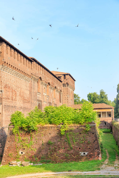ミラノ、イタリア。カステッロ・スフォルツェスコ堀と壁。ミケランジェロやレオナルド・ダ・ヴィンチの作品を展示する多くの美術館があるルネサンスの要塞 - 写真・画像