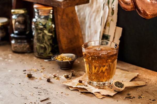 Наливання трав'яного чаю в склянку, різноманітність сушених трав'яних сумішей, копіювання місця для тексту
 - Фото, зображення