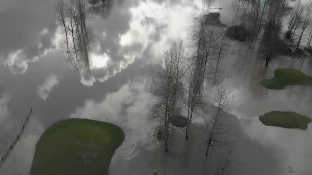 Vista aérea de arriba hacia abajo del campo de golf inundado
 - Imágenes, Vídeo