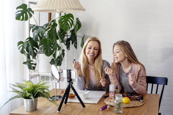 Mama i jej córka nagrywają wideo blog w domu z motywem makijażu - Zdjęcie, obraz