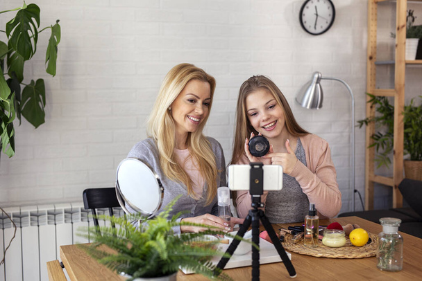 Mamma e sua figlia registrano video blog a casa con tema trucco - Foto, immagini