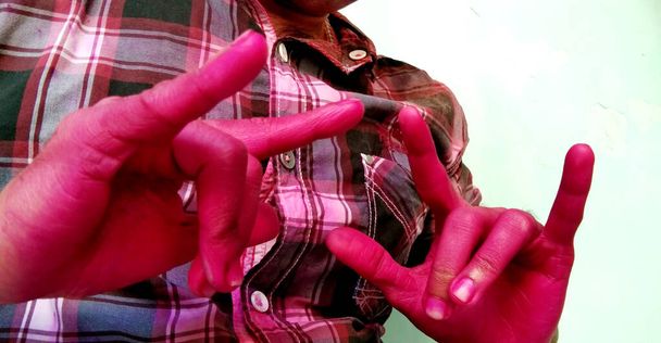 Giovane ragazzo dipinto le mani al colore in polvere in festival oh holi
 - Foto, immagini