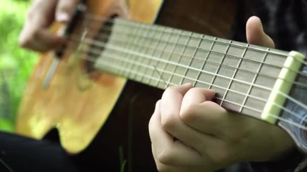 womans hands playing acoustic guitar - Footage, Video
