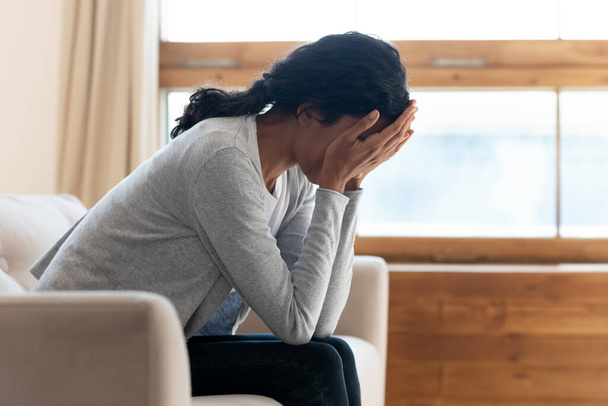 Mujer biracial infeliz se siente deprimida sufriendo en casa
 - Foto, Imagen