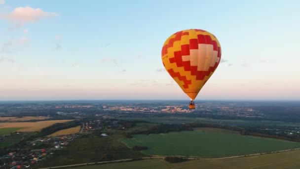 horkovzdušný balón na obloze nad polní anténou - Záběry, video