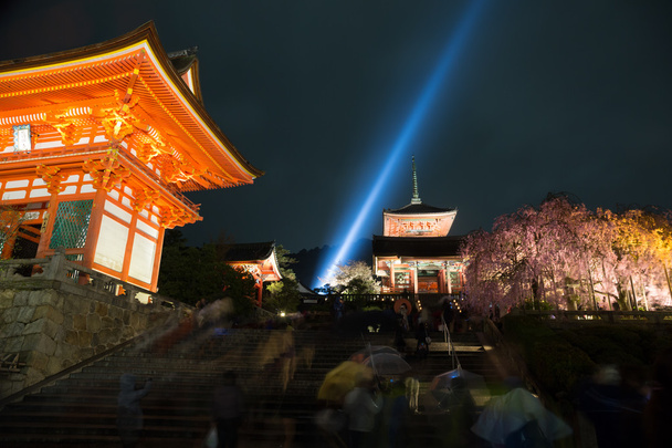 Kiyomizu chrámu v noci v Kjótu, Japonsko - 写真・画像