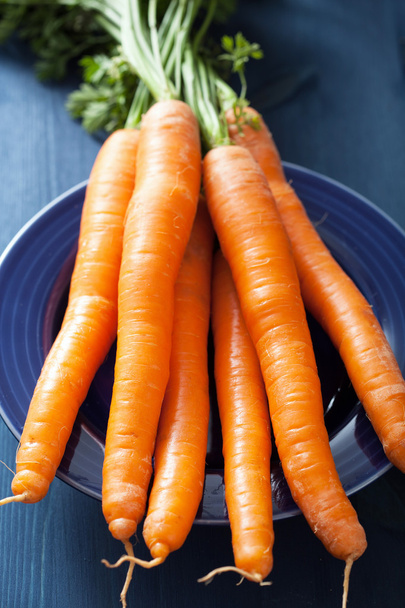 carottes fraîches sur assiette bleue
 - Photo, image