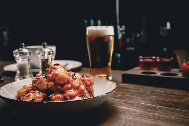 бар еда и пиво на деревянном столе
 - Фото, изображение