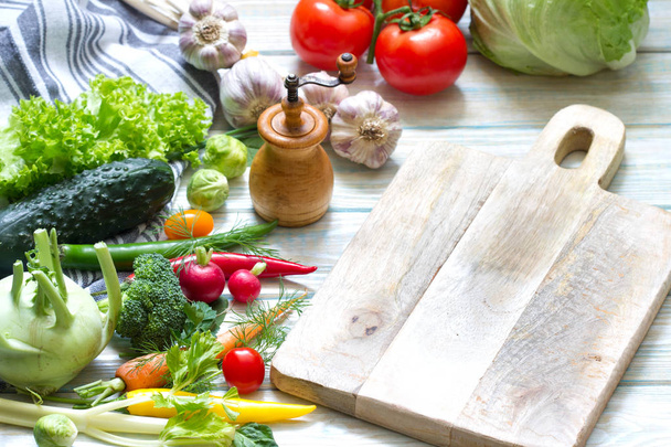 Φρέσκα ωμά λαχανικά και κενή διατροφή πίνακα κοπής έννοια υποβάθρου διατροφής - Φωτογραφία, εικόνα