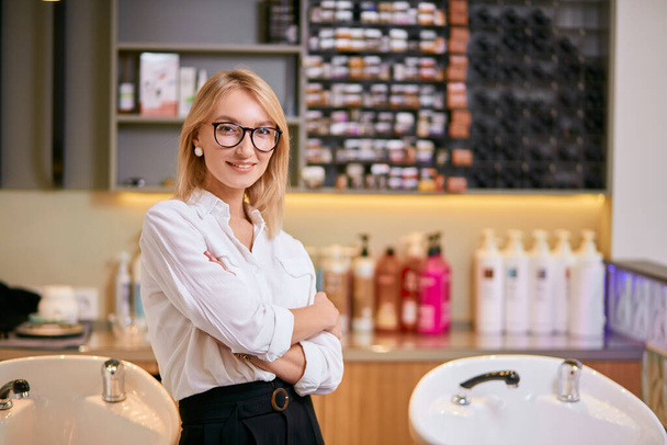 portrait of smiling consultant in beauty saloon - Фото, изображение