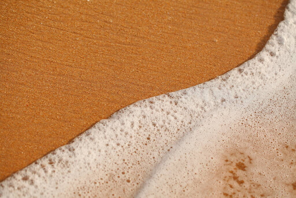 白い泡が砂の熱帯の海のビーチで - 写真・画像