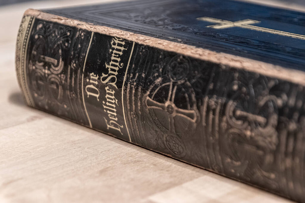 De Duitse bijbel van Martin Luther uit 1914 is een zeer oude en antieke protestantse bijbel voor religieuzen en katholieken met de heilige bijbel, heiligen en engelen van het oude testament en nieuw testament. - Foto, afbeelding