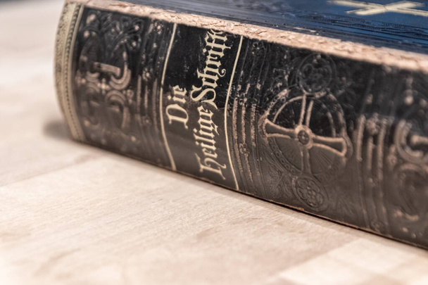 Německá bible Martina Luthera z roku 1914 je velmi stará a starožitná protestantská bible pro věřící a katolíky se svatou biblí, svatými a anděly Starého zákona a Nového zákona - Fotografie, Obrázek