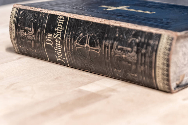 Luther Márton német bibliája 1914-ből egy nagyon régi és antik protestáns biblia vallásos embereknek és katolikusoknak az Ószövetség és az Újszövetség szent bibliájával, szentjeivel és angyalaival. - Fotó, kép