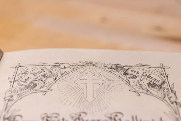Die Martin-Lautenbibel von 1914 ist eine sehr alte und antike protestantische Bibel für Ordensleute und Katholiken mit der Heiligen Bibel, Heiligen und Engeln des Alten und Neuen Testaments - Foto, Bild