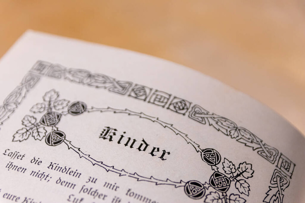 Німецька біблія про мартин Лютер з 1914 року є дуже старою і старовинною біблією протесту для релігійних людей і католиків зі святою Біблією, святими і ангелами старого заповіту і нового заповіту. - Фото, зображення