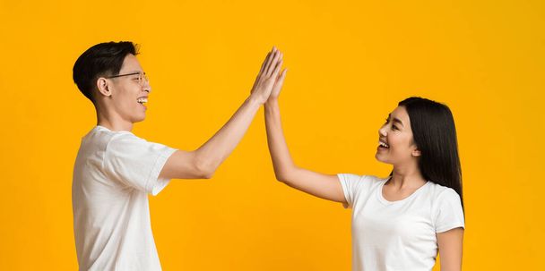 Heureux asiatique homme et femme applaudissements leurs mains
 - Photo, image