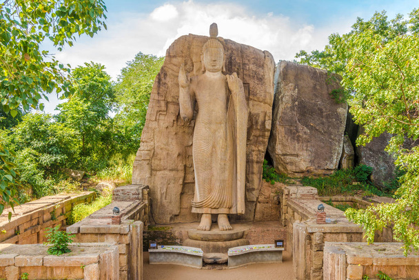 Megtekintés a Sri Lanka-i Avukana-ban álló Buddha szobornál - Fotó, kép