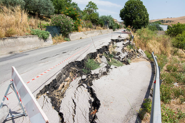 Gran bache en una carretera nacional en Sicilia causada por deslizamiento de tierra, descuido y abandono del mantenimiento de la carretera - Foto, imagen