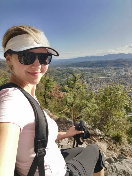 Samostatná žena turistka relaxační a s selfie s výhledem na Nova gorica - Fotografie, Obrázek