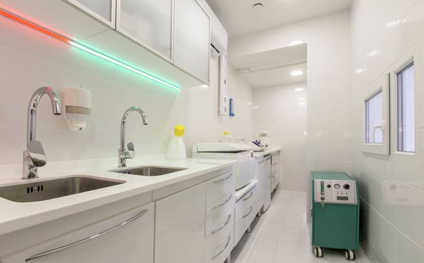 Комната для дезинфекции инструмента в современном стоматологическом кабинете
 - Фото, изображение