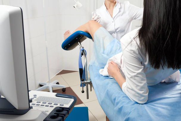 Panorama recadré de gynécologue examinant un patient assis sur une chaise gynécologique. Concept de santé féminine
. - Photo, image