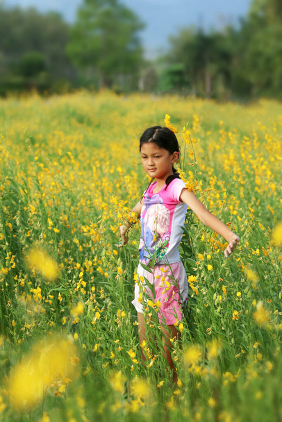 Asiatico scuola bambini o ragazze sono allegri nelle aiuole nei giardini
  - Foto, immagini