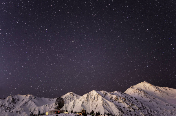 Alto nas montanhas estrelas no céu com um telescópio
 - Foto, Imagem