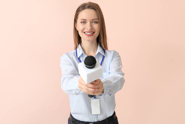 Jornalista feminina sobre fundo de cor
 - Foto, Imagem
