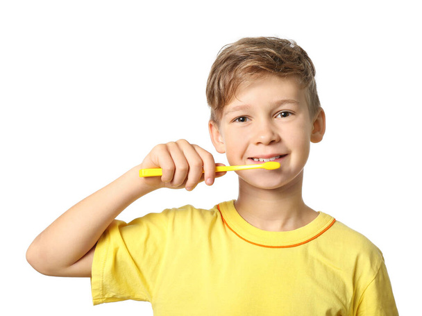 Lindo niño con cepillo de dientes sobre fondo blanco
 - Foto, Imagen