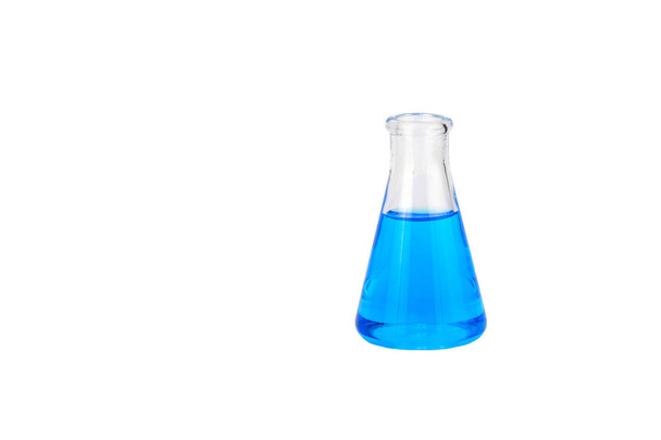 Лабораторное стекло с жидкостью на белом фоне. стеклянная химическая колба с голубым реагентом. стеклянный технический сосуд, используемый в химических лабораториях. Фляжка Эрленмейера используется в триметрическом анализе
 - Фото, изображение