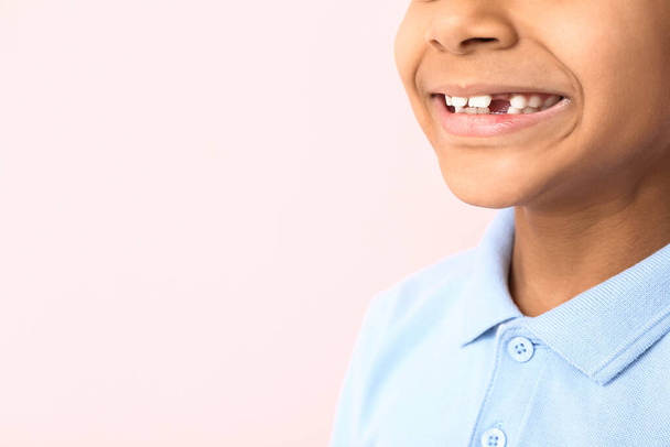 gelukkig glimlachen Afro-Amerikaanse jongen op kleur achtergrond, close-up - Foto, afbeelding