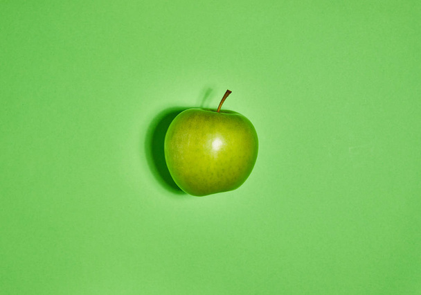 Apple на зеленом фоне. Flat lay, top view, copy space. Концепция питания
. - Фото, изображение