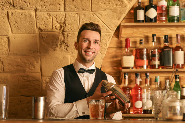 Barman maakt cocktail in pub - Foto, afbeelding