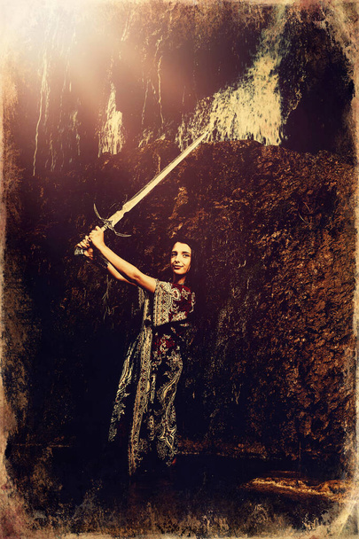 Frau mit Schwert in See nahe Wasserfall, alter Foto-Effekt. - Foto, Bild