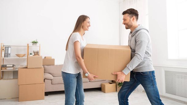 Щаслива молода пара рухається в новій квартирі з картонними коробками
 - Фото, зображення