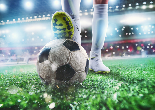 Zblízka fotbalový útočník připraven kopnout míč na stadionu - Fotografie, Obrázek