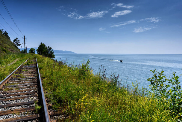Ferrovia Circum-Baikal sulla costa del lago Baikal
. - Foto, immagini