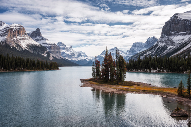 краєвиди острова духів з канадійськими скелями в озері Малінь в національному парку Джаспер, Канада. - Фото, зображення