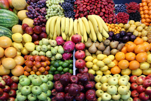Различные свежие летние экзотические фрукты для продажи на рынке
 - Фото, изображение