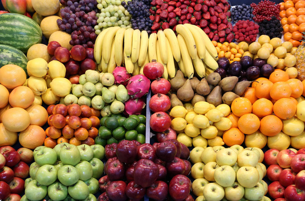 Διάφορα φρέσκα καλοκαιρινά εξωτικά φρούτα προς πώληση στην αγορά - Φωτογραφία, εικόνα