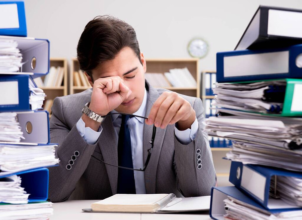 Zajęty biznesmen w stresie z powodu nadmiernej pracy - Zdjęcie, obraz