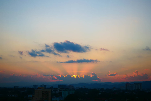 promienie słoneczne słońca na niebie nad miastem - Zdjęcie, obraz