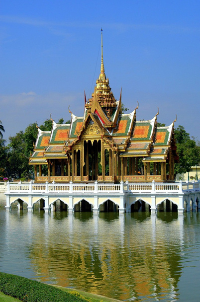 Ayutthaya, Thaiföld: arany pavilon a bang pa-in nyári királyi palota - Fotó, kép