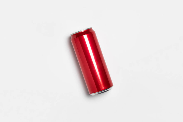 Aluminio rojo Soda Can Mock-up aislado sobre fondo gris claro. Fotografía de alta resolución. Vista superior
. - Foto, Imagen