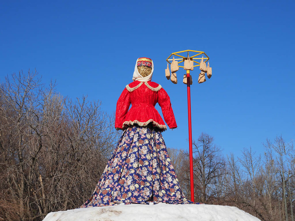 Большая кукла - символ блинной недели, пугало для сжигания как символ конца зимы и наступления весны
 - Фото, изображение