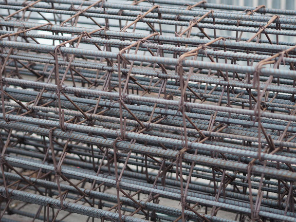 Kerek acél halom van kötve Spirál acél hüvely, hogy a beton oszlop épület építése - Fotó, kép