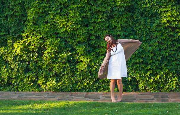 Feliz estilo hipster estilo boho mujeres bailando cerca de hojas verdes edificio de la pared en la ciudad soleada, viajes de verano, naturaleza concepto de amor
 - Foto, imagen